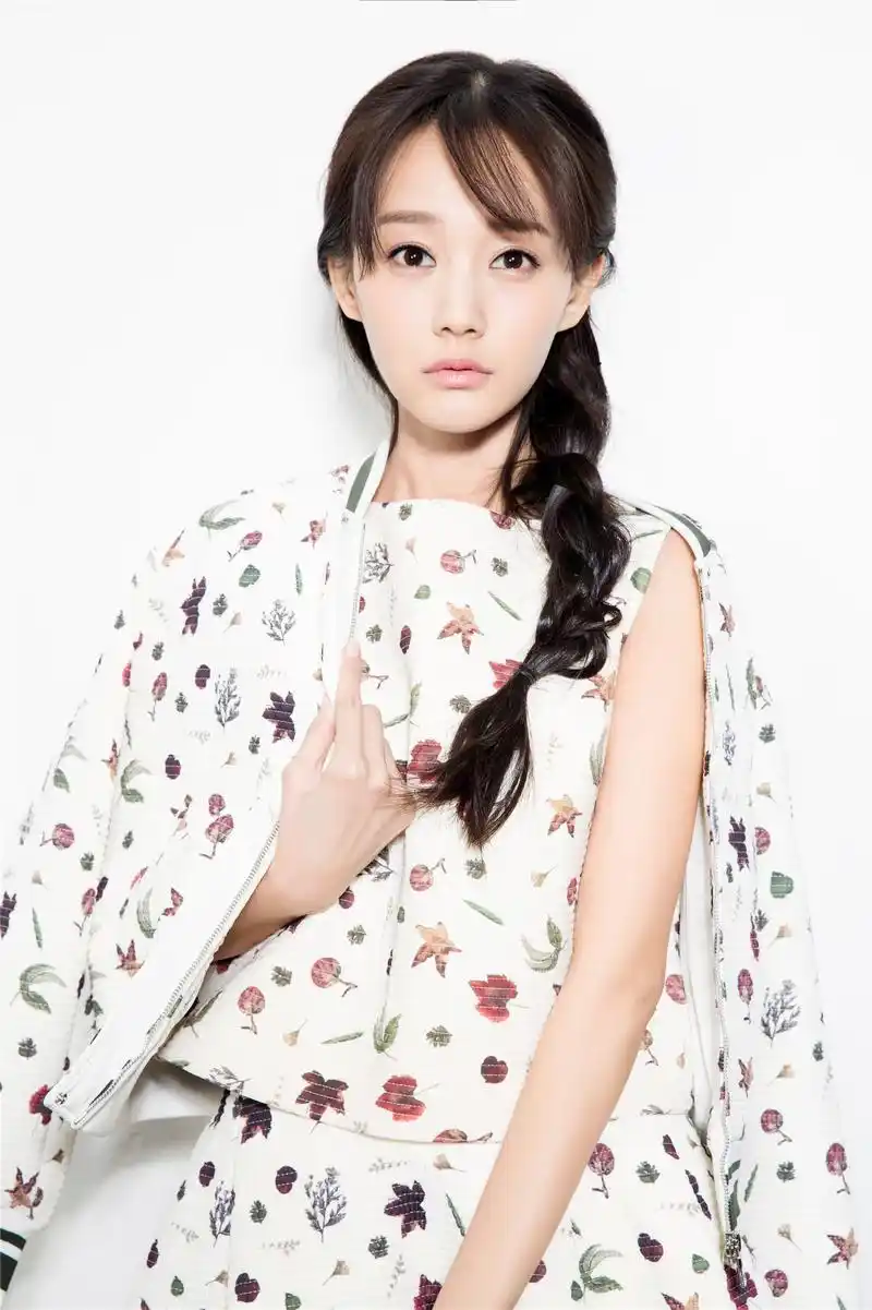 p>李一桐,1990年9月6日出生于山东省济南市,中国内地女演员,毕业于 a