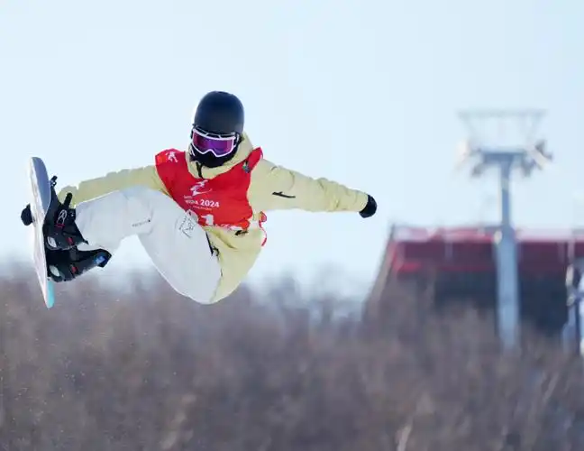 单板滑雪——青年组女子u型场地技巧比赛开赛