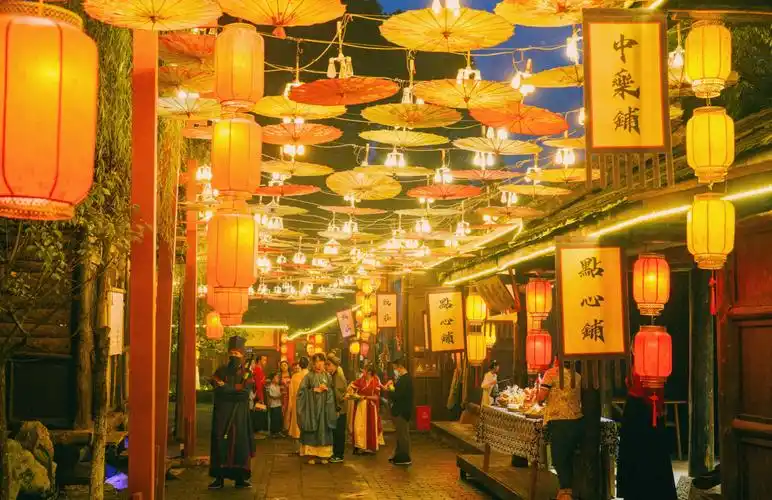 成都崇州:沉浸式宋韵国潮夜市点亮 | 极目新闻