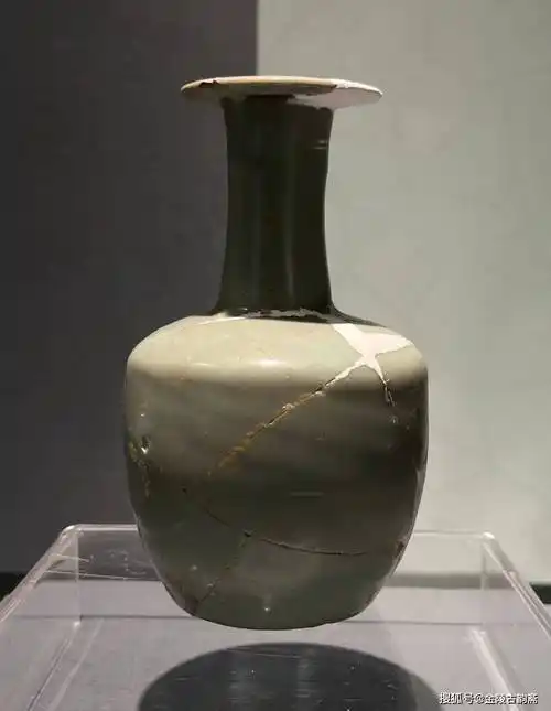 南宋修内司官窑青瓷直颈瓶(穿带瓶)惊现杭州南宋官窑博物馆_展览_工艺