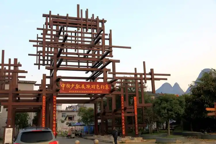 这是布依族传统文化建筑,一般建在村口.