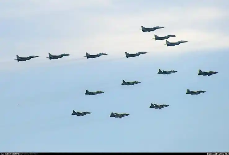 俄空军米格-29编队与苏-25机群组成的70字样.