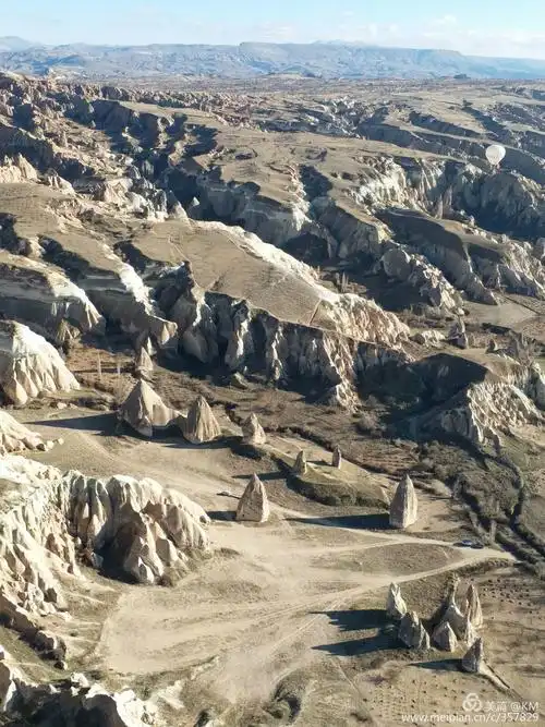 在空中可俯瞰卡帕多西亚独特,自然形成的地质奇观