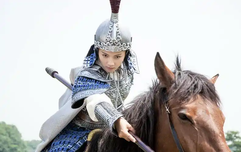 她束着简单利落的马尾辫,虽身材单薄却眼神坚毅,女将军范十足.