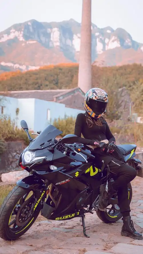 秋天的第一组照片听说骑机车的小姐姐身材都特别好