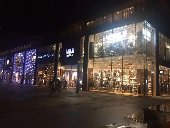 太古里 ,是个神奇又美丽的景区,成都远洋太古里位于春熙路地铁站,尽