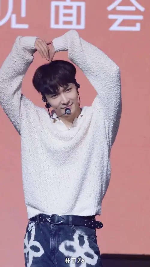 张艺兴独特的比心方式00@张艺兴视频这里补丁76宝宝的头发好可爱 像