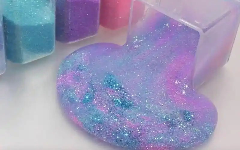 在这里是指的是用硼砂和胶水做的一种泥胶状玩具.