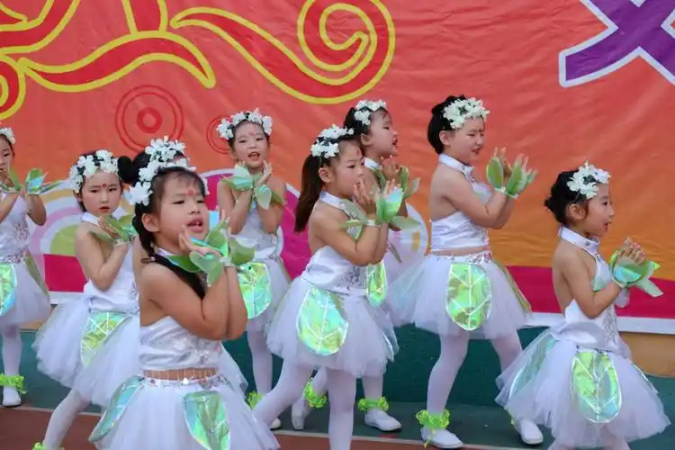 湖光幼儿园大班舞蹈——亲亲茉莉花