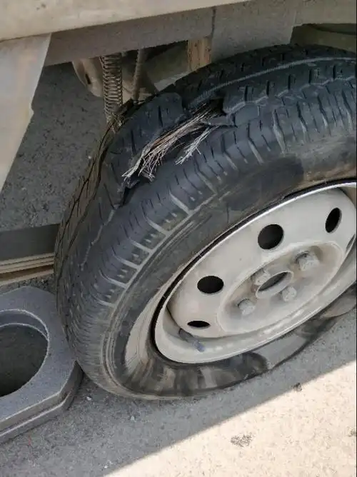 天气热了开小货车在高速爆胎安全第一