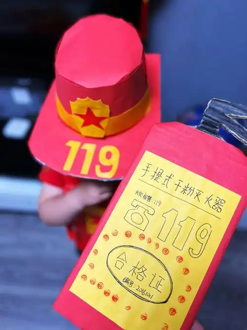 六一幼儿园环保走秀男孩消防员