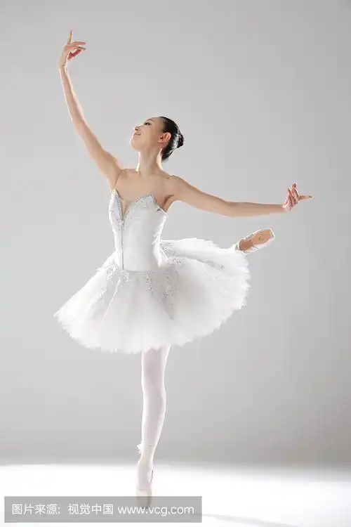 青年女人跳芭蕾舞现代跳芭蕾舞者在白色工作室背景上全身跳舞年轻的