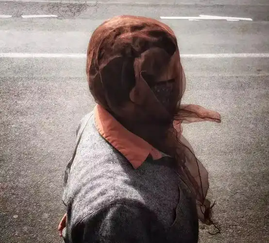 【今天大风后天降雨】天津阿姨头上的丝巾,能对抗七级妖风,能引领国际