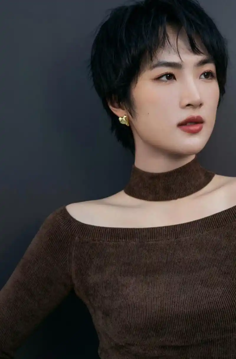 姚安娜晒生活照,越来越有女企业家的气质了,长期不