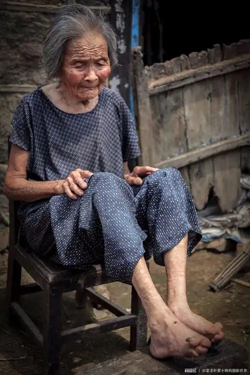 旧社会女人们受到如此摧残在大山深处的母亲们还饱受如此伤害