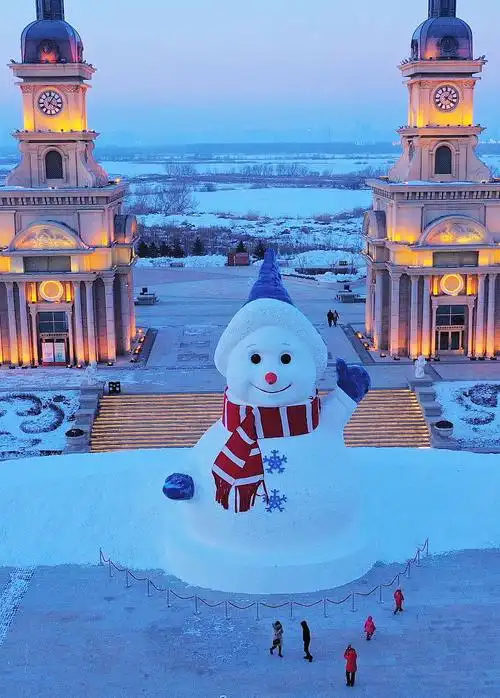 哈尔滨:18米大雪人亮相 亲切可爱宛如"大白"