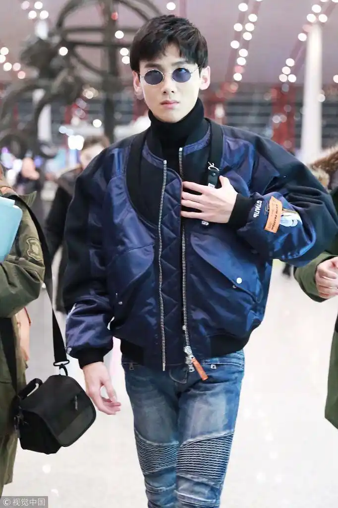 白敬亭飞行夹克搭高领off-white x nike小黑鞋帅气阳光