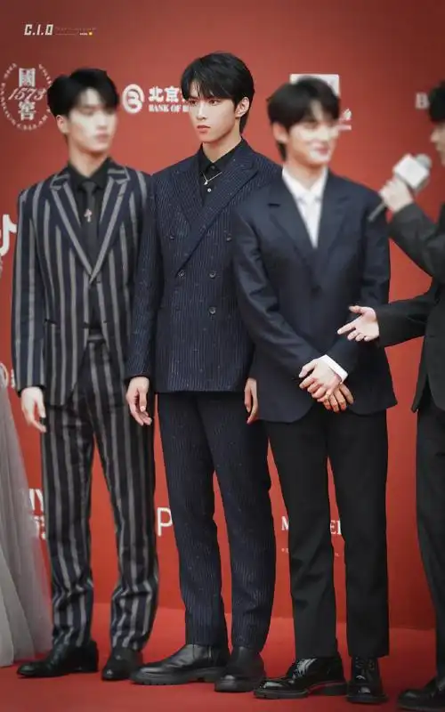 刘耀文超话我去,这腿比我身高还长◎@时代少年团-刘耀文◎#刘耀文北影