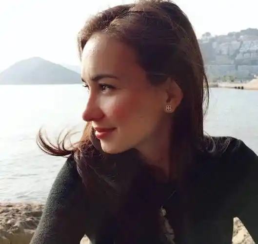 徐嘉雯坐地起价涨片酬,错失《战狼2》女主,让卢靖姗一举成名_吴京