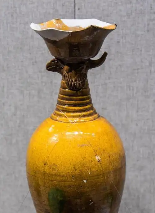 实拍大辽的特色瓷器穿越千年的黄釉凤首瓶