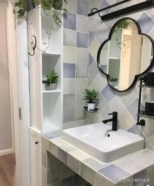 在入户门对面装玄关柜,既能当隔断,又能做收纳,太实用了