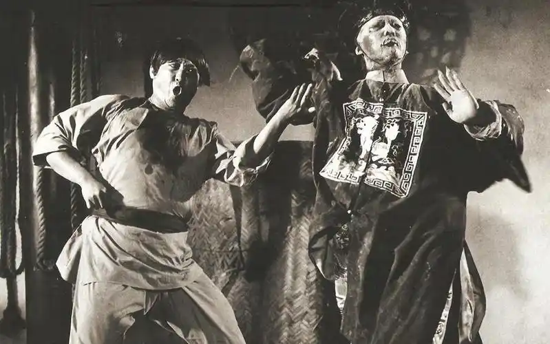 僵尸片鼻祖《鬼打鬼》:洪金宝倒霉撞鬼,林正英扮演狡诈捕快!