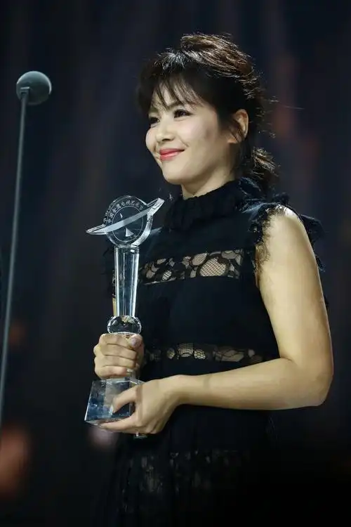 第28届金鹰奖颁奖典礼于16日晚举行,胡歌,刘涛获金鹰节最具人气漠女