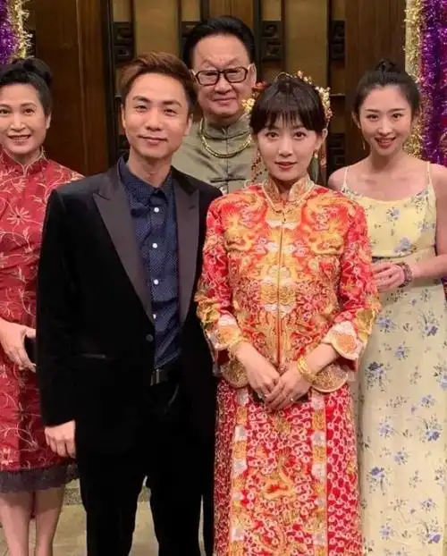 2019年8月14日,毛琳在个人的社交平台当中上传了一段她穿着婚纱照的