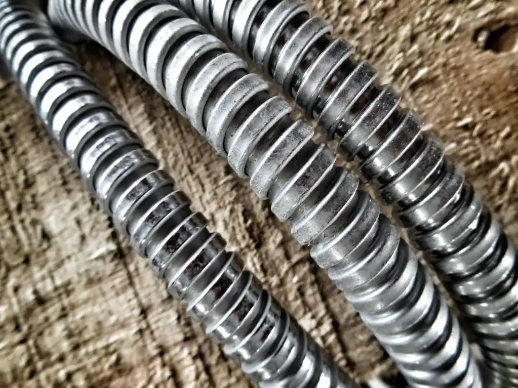 银电线,银木背景上电线