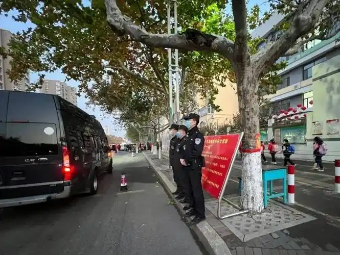 学习贯彻二十大|警灯常亮,警车常巡,警察常在––显性用警,守护凤城