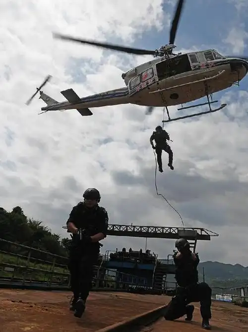 蛙人,特警,直升机……重庆警方水上实战演练堪比警匪大片