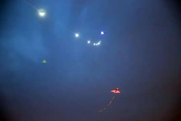 闪着五彩光芒的神秘发光体吸引了不少市民的眼球,原来这是几位风筝