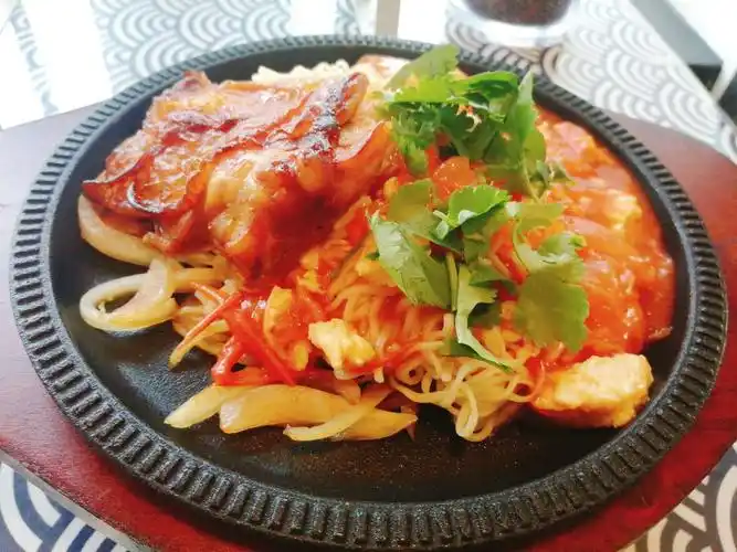 特色网红铁板方便面〈闫晓林〉