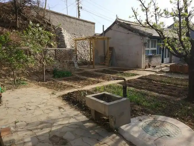 京郊小院子占地半亩,由两个院子组成,前院生活区有两个房屋,两间朝南