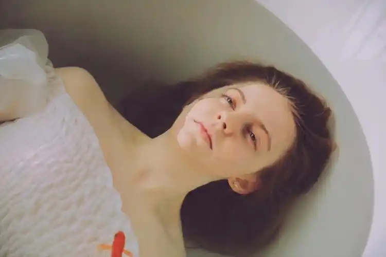 09浴缸写真低沉本的水中拍摄白色浴缸写真