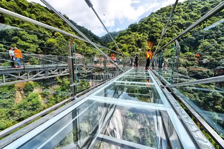 我是达人】用一天时间带你去看看中国最大最长最宽最高的空中玻璃栈道