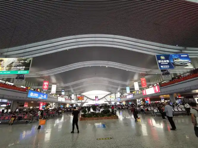 宁波高铁站国庆见闻