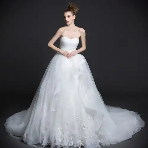 抹胸婚纱蓬蓬裙婚纱薄纱婚纱 来源: ak婚纱 开在肌肤上的白色小花