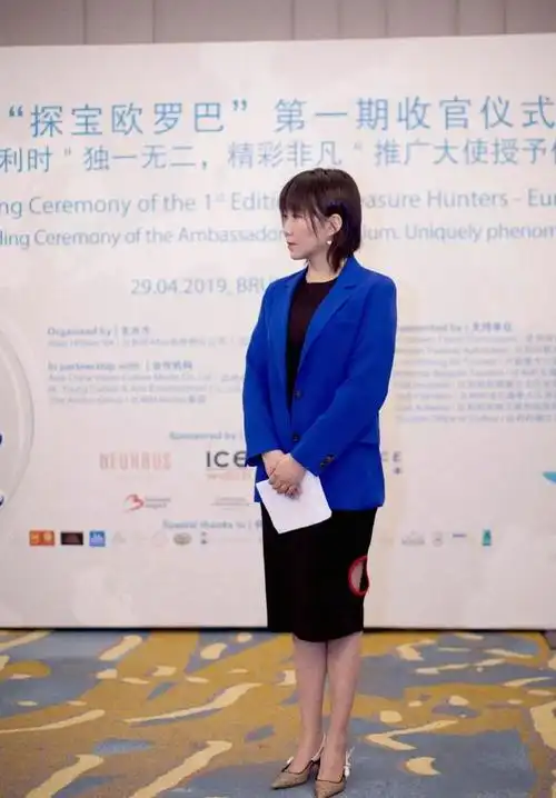 马薇薇不愧是"辩界女神",波点鞋配干练蓝西装,38岁美得惊艳!