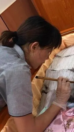 陈竹音替姊姊清洗遗容.(图/翻摄自陈竹音脸书)