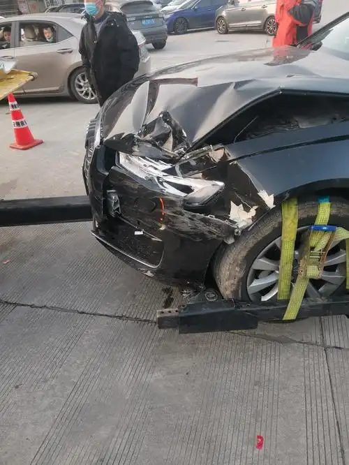 高速被奥迪追尾