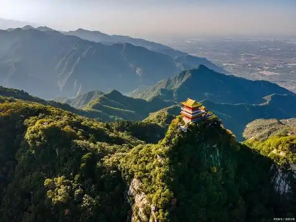 骊山位于陕西省西安市临潼区,是秦岭山脉的一个支脉,也是中国古代历史