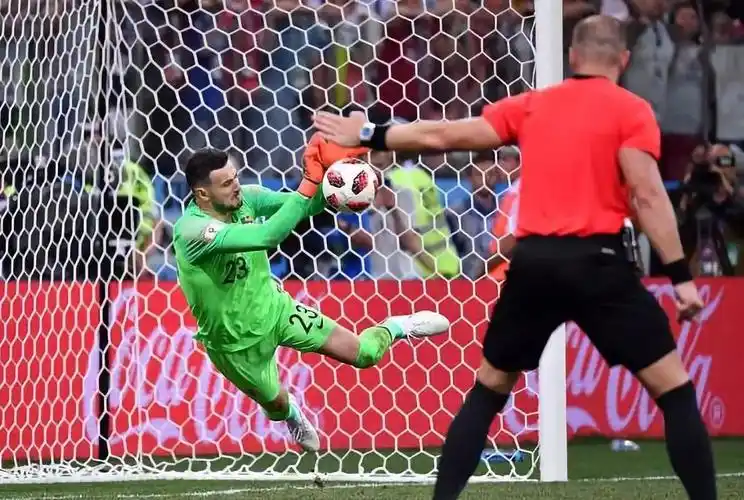 克罗地亚有二位门将……(附克罗地亚女总统泳照)