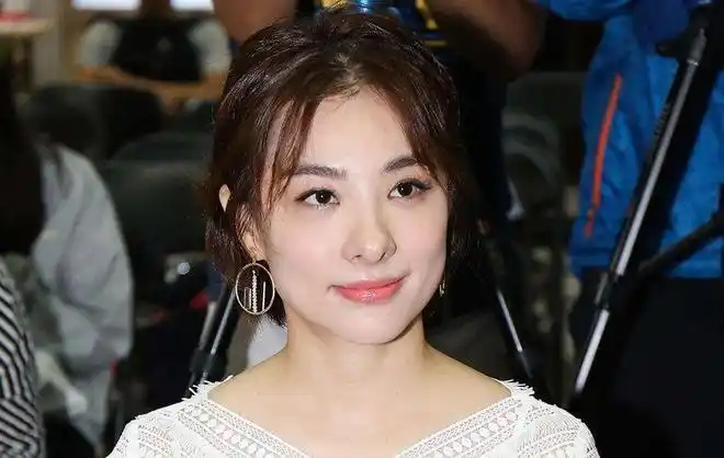 这些动作都十分的危险,看的人心惊,最尤其是"莫氏空翻"