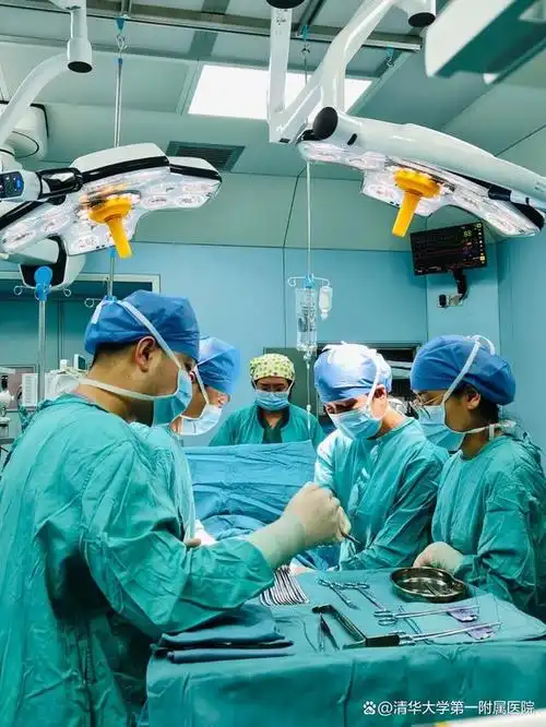 手术对象为年仅14岁的女孩小齐,她不仅患有预激性心肌病,还合并了盆腔