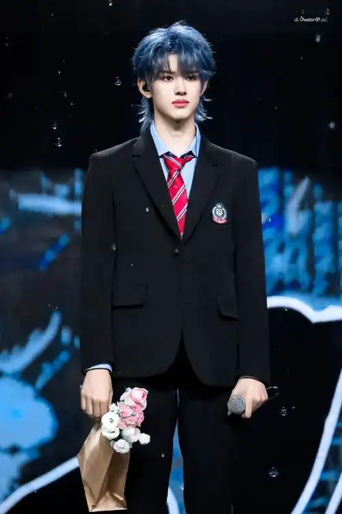 张极[超话]##张极蓝发##tf家族登陆计划让我们不顾一切##今日星拍