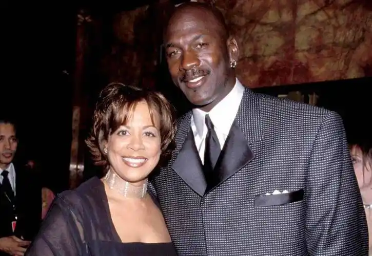 不过,马库斯的母亲胡安妮塔·瓦诺伊跟乔丹不同,她似乎很喜欢拉尔萨