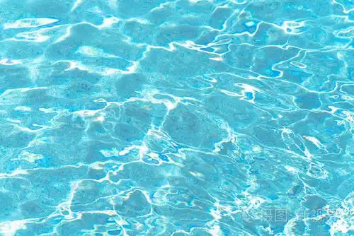 游泳池内的蓝色和明亮的波纹水和表面.背景运动柔和波浪在水池里
