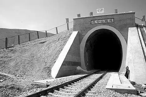 被称为冻土病害万花筒的昆仑山隧道