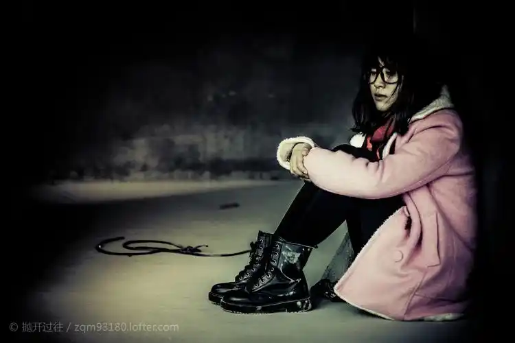 蹲墙角吧,请让我默默地继续伤心.